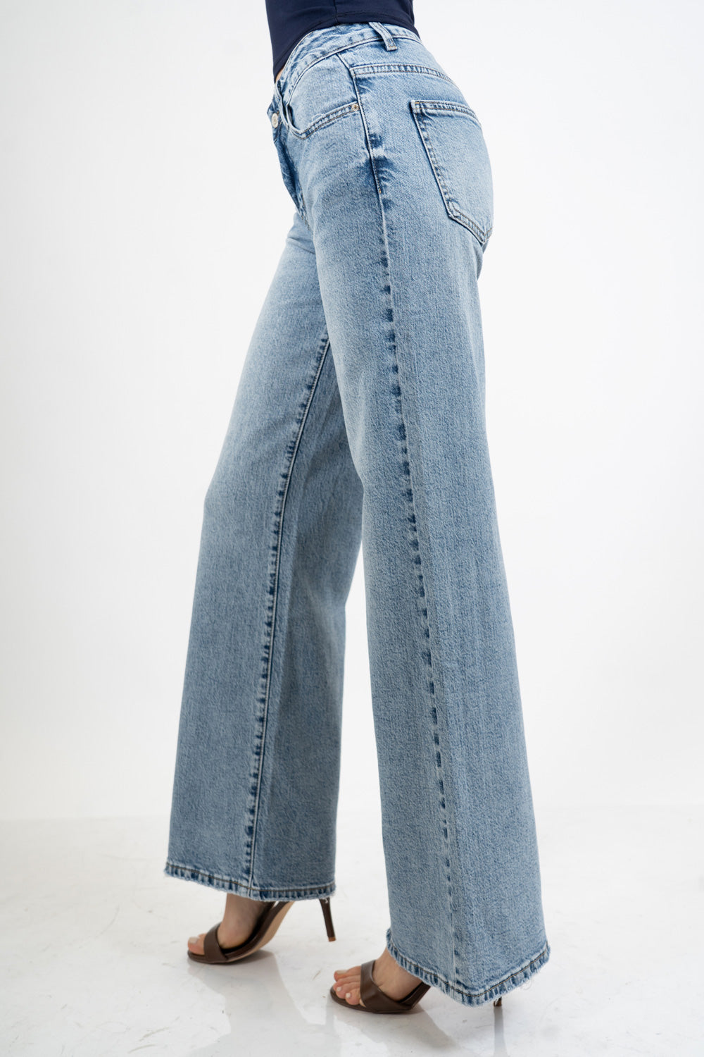 Jeans gamba dritta in denim leggero estivo a vita alta.