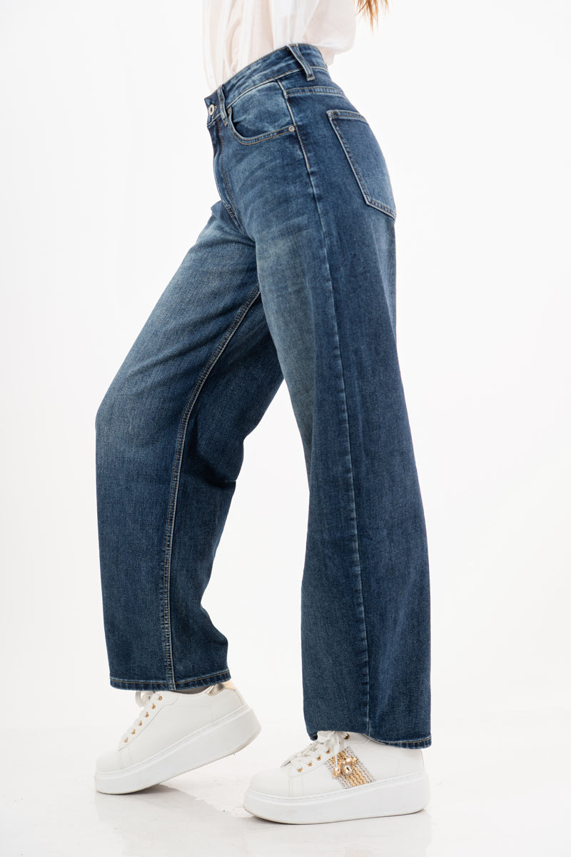 modella indossando Jeans donna gamba arrotondata in denim elasticizzato colore