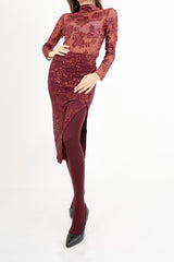 modella indossando Maglia in microrete con paillettes tono su tono colore