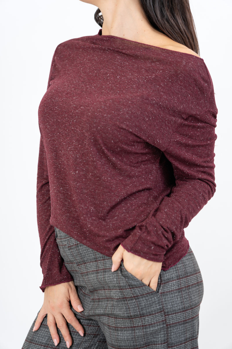 modella indossando Maglia over con scollo ampio in viscosa e cashmere con filo laminato colore