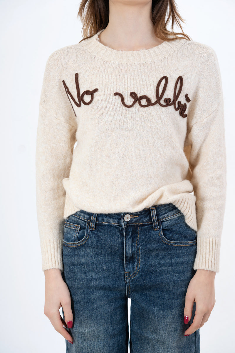 modella indossando Maglione girocollo “No vabbè” in misto lana ricamato colore Beige-Marrone Unica