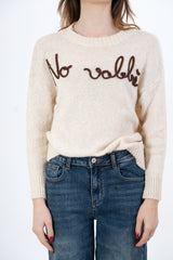 modella indossando Maglione girocollo “No vabbè” in misto lana ricamato colore Beige-Marrone Unica