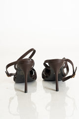 modella indossando Décolleté marroni a punta con listini intrecciati e tacco a spillo colore