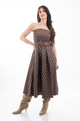 modella indossando Abito midi a pois in cotone elasticizzato con fascia in vita colore