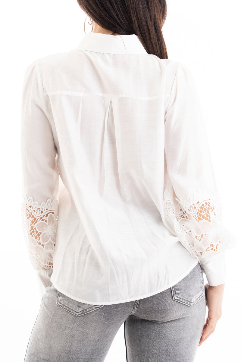 modella indossando Camicia donna in viscosa e tencel con inserti macramé e maniche a palloncino colore