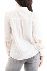 modella indossando Camicia donna in viscosa e tencel con inserti macramé e maniche a palloncino colore
