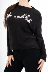 modella indossando Maglione girocollo “No vabbè” in misto lana ricamato colore