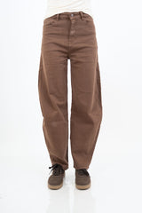 modella indossando Pantalone modello barrel in cotone elasticizzato marrone colore