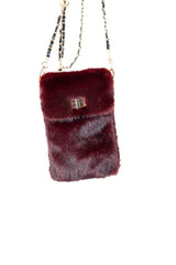 modella indossando Porta cellulare EcoFur Soft con tracolla dorata colore BORDEAUX Unica
