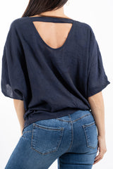 modella indossando Blusa ampia in viscosa jacquard con manica a pipistrello e scollo posteriore colore