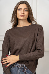 modella indossando Maglia Aster Lurex colore Marrone Unica