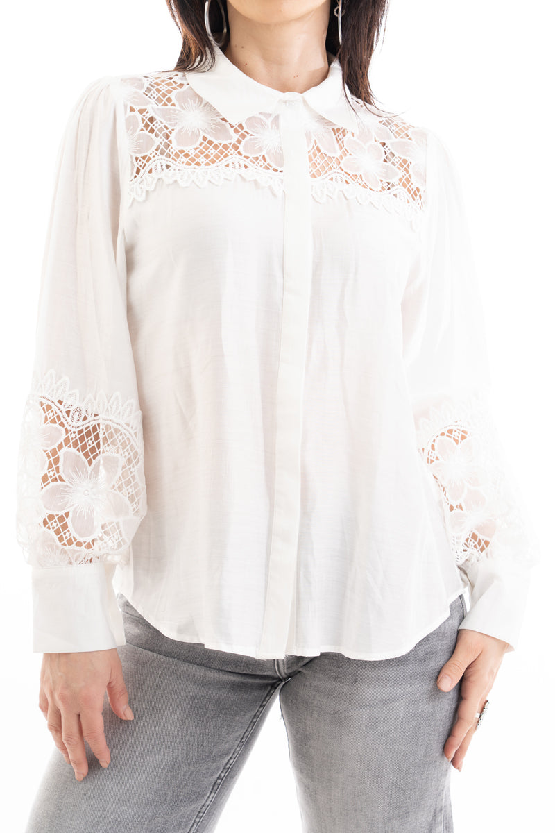 modella indossando Camicia donna in viscosa e tencel con inserti macramé e maniche a palloncino colore Bianco Unica