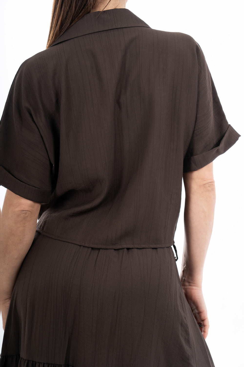 modella indossando Camicia corta con tasche in viscosa EasyWave con manica a pipistrello e bottoni effetto legno colore