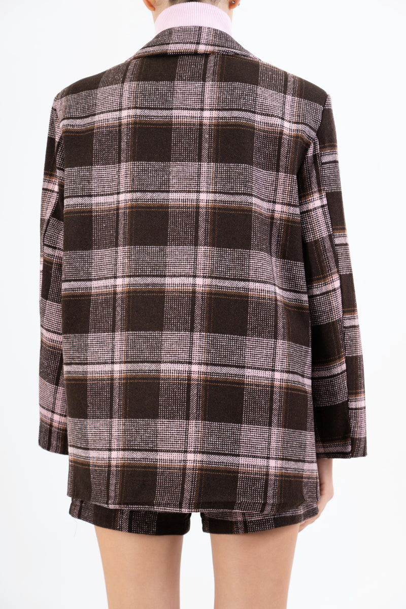 modella indossando Giacca PlaidChic over in misto lana colore