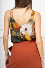 modella indossando Top Fantasia Monet in 100% Viscosa Made in Italy colore