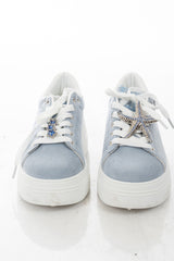 modella indossando Sneakers platform con charm gioiello luminoso e suola alta Blu Jeans colore