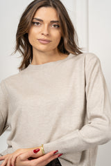 modella indossando Maglia Aster Lurex colore Beige Unica