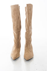 modella indossando Stivali Beige al ginocchio effetto camoscio con tacco medio e punta affusolata colore