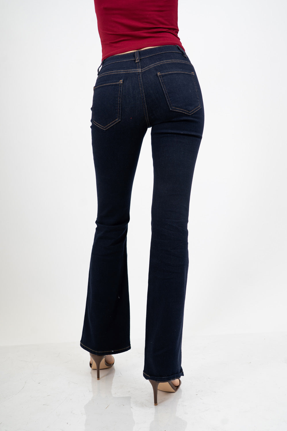Jeans flare a vita media in denim elasticizzato con fondo a zampa.