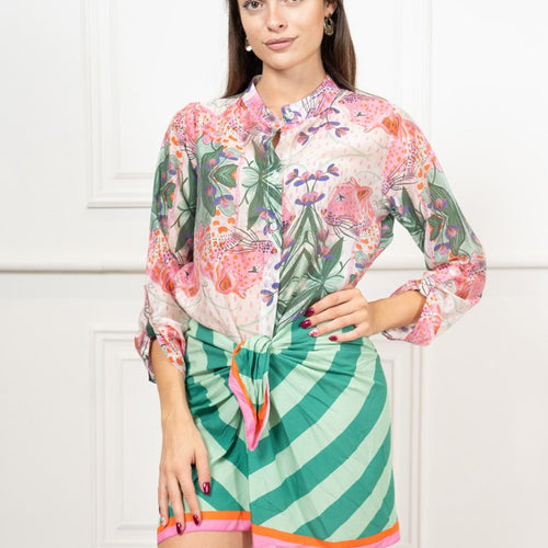 modella indossando Completo Giada con camicia e gonna pareo colore Verde-Rosa Unica