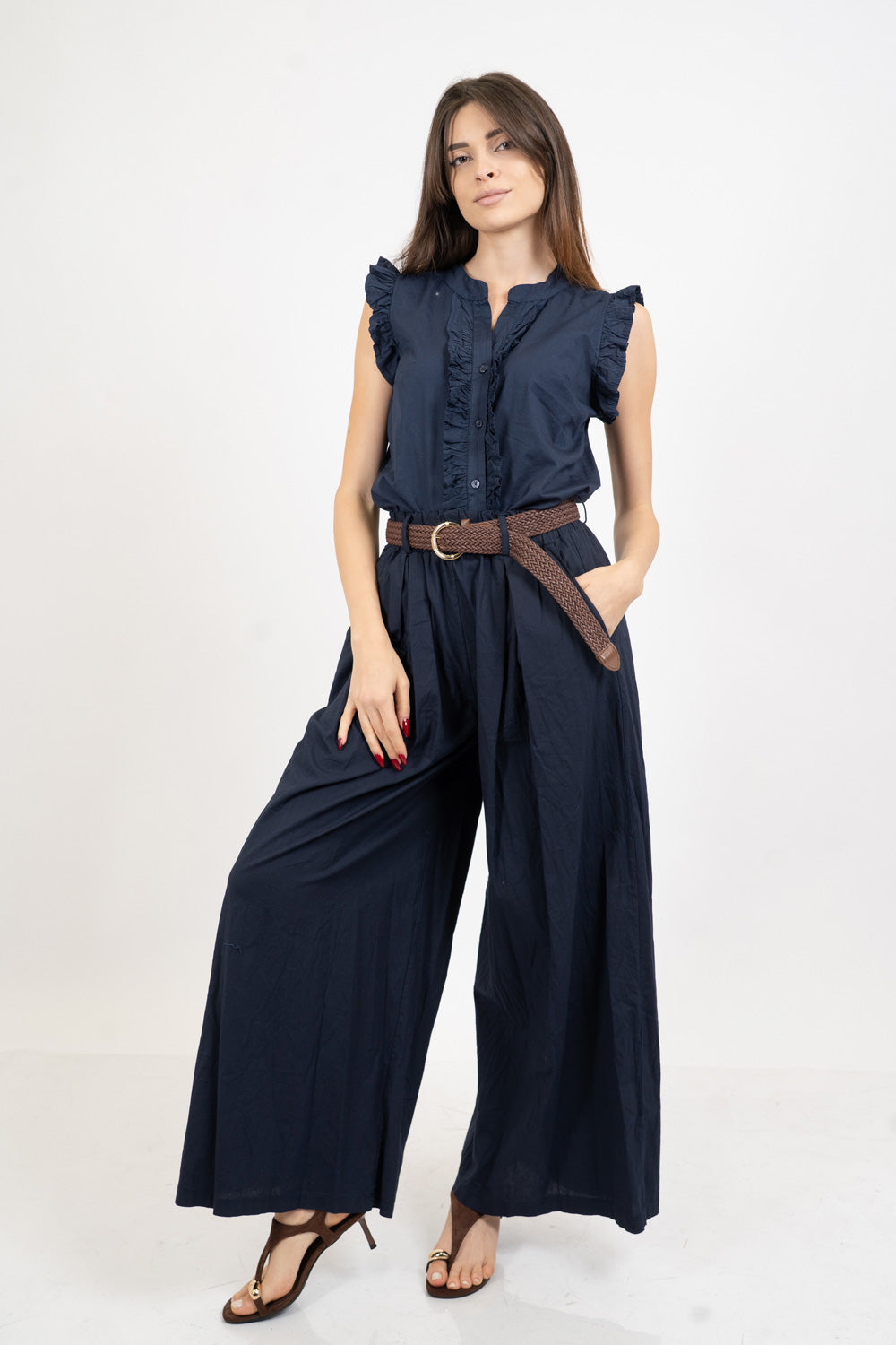 Camicia smanicata con rouge in cotone elasticizzato.