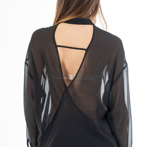 modella indossando Camicia lunga in georgette velata con scollatura incrociata sul retro colore Nero Unica