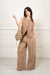 modella indossando Pantalone a palazzo in puro lino con tasche colore Camel Unica