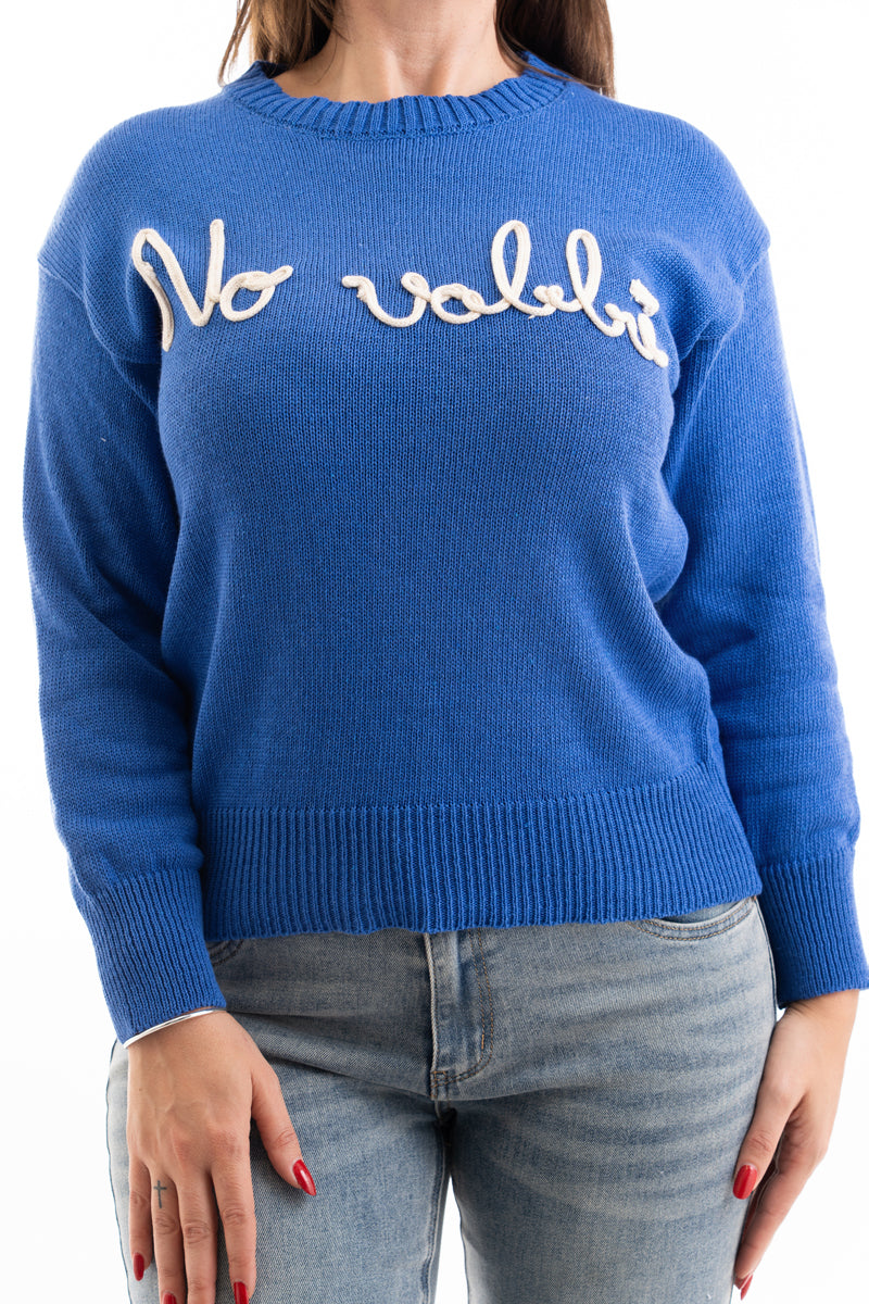 modella indossando Maglia over misto cotone con scritta ricamata “No Vabbé” colore Blu Royal-Beige Unica