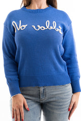modella indossando Maglia over misto cotone con scritta ricamata “No Vabbé” colore Blu Royal-Beige Unica
