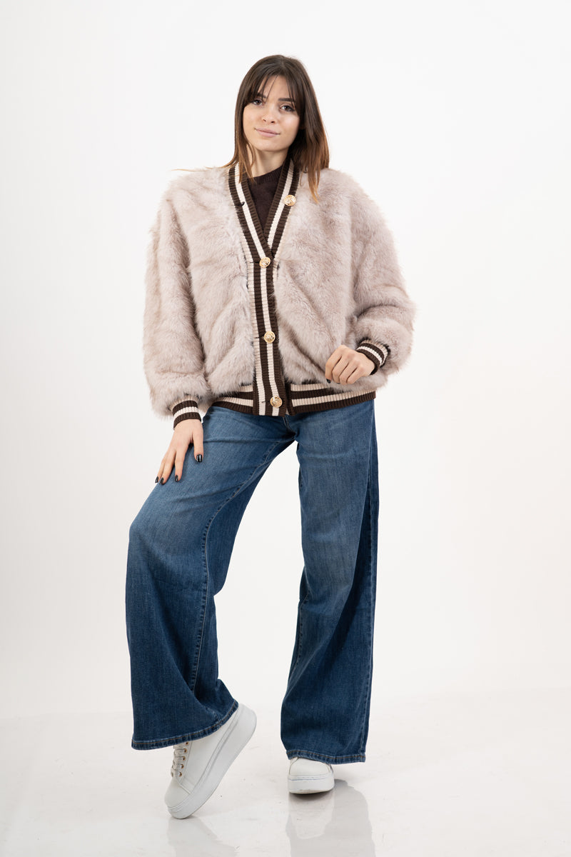 modella indossando Giacca in eco-pelliccia con profili a coste rigate e bottoni dorati colore