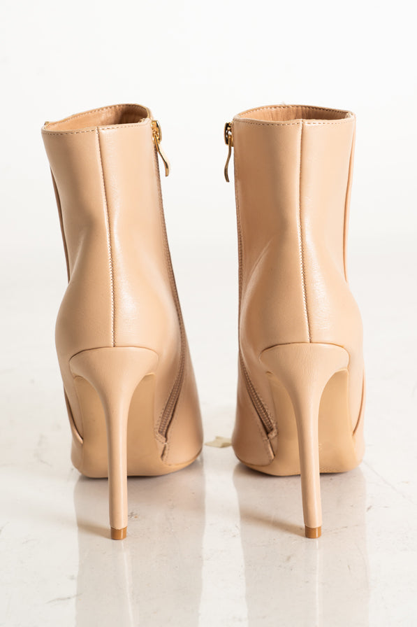 modella indossando Tronchetto beige a punta con tacco alto elegante colore