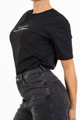 T-shirt in cotone con ricamo “di mattina non parlatemi”