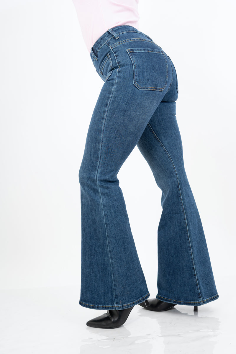 modella indossando Jeans svasato con tasche a toppa frontali in denim elasticizzato colore