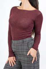 modella indossando Maglia basic girocollo in viscosa elasticizzata con filo laminato colore