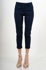 modella indossando Pantalone blu elasticizzato con risvolto in misto cotone colore