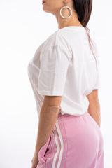 modella indossando T-shirt scritta “Se parli male di me ti prego esagera” colore