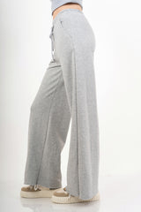 modella indossando Pantalone palazzo in felpa elasticizzata con coulisse colore Grigio Unica