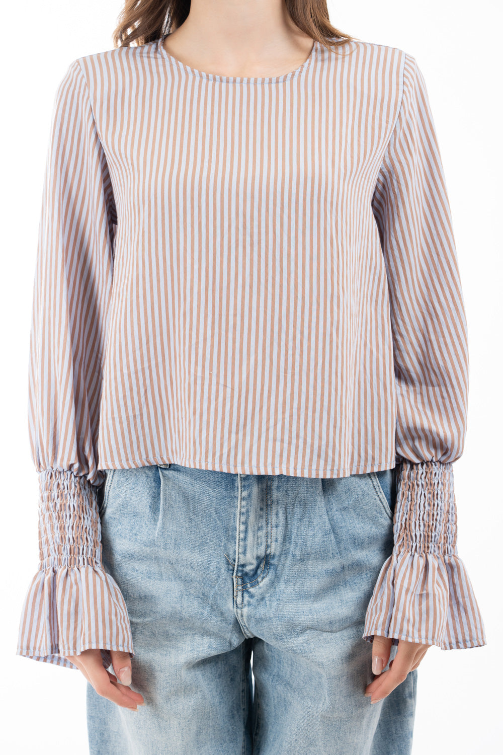 modella indossando Blusa rigata in viscosa con manica balloon e polso smock colore