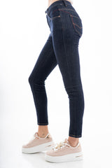 modella indossando Jeans slim dritto in cotone elasticizzato lavaggio scuro colore