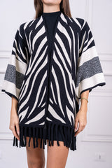 modella indossando Mantella Kiyomi Zebra colore