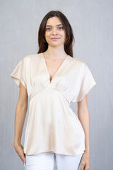 Blusa in raso con scollo a V e taglio sagomato