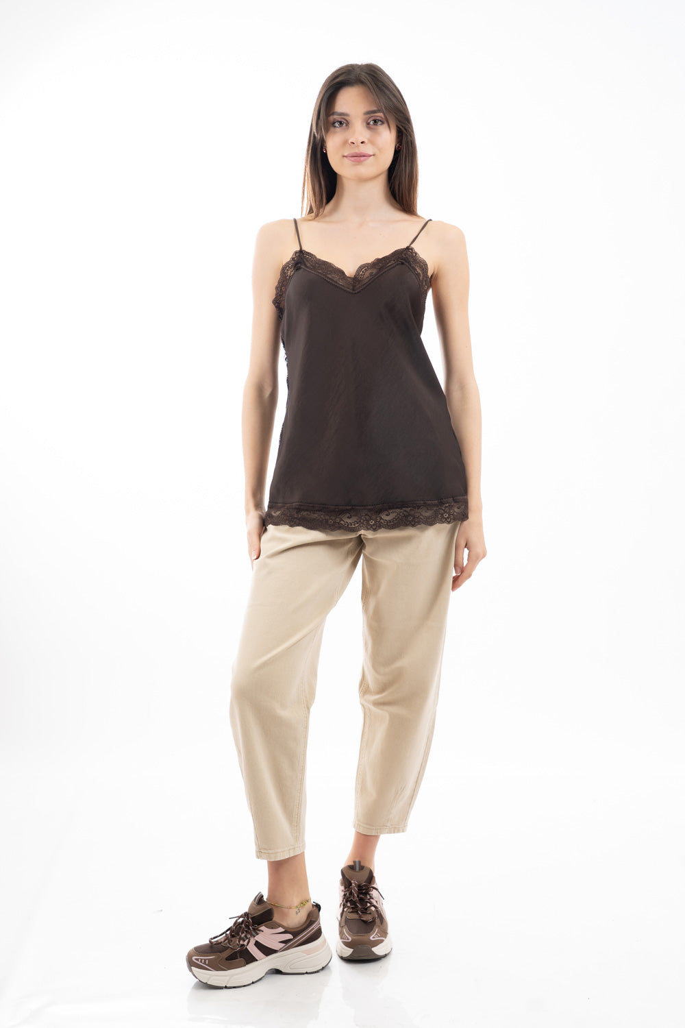 modella indossando Top satinato con pizzo e spalline sottili effetto lingerie colore