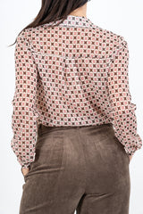 modella indossando Camicia in georgette velata fantasia Geo Petal con colletto e bottoni colore