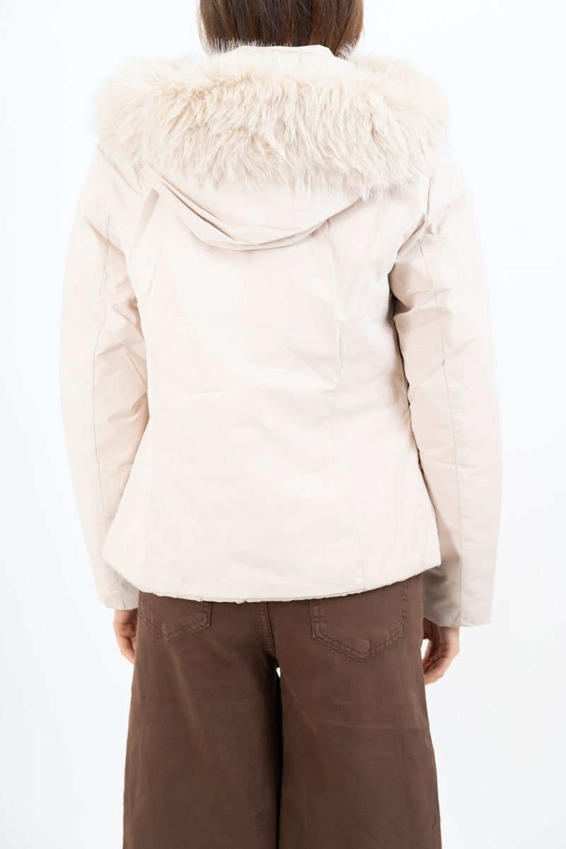 modella indossando Piumino beige double-face corto avvitato con cappuccio e pelliccia rimovibile colore