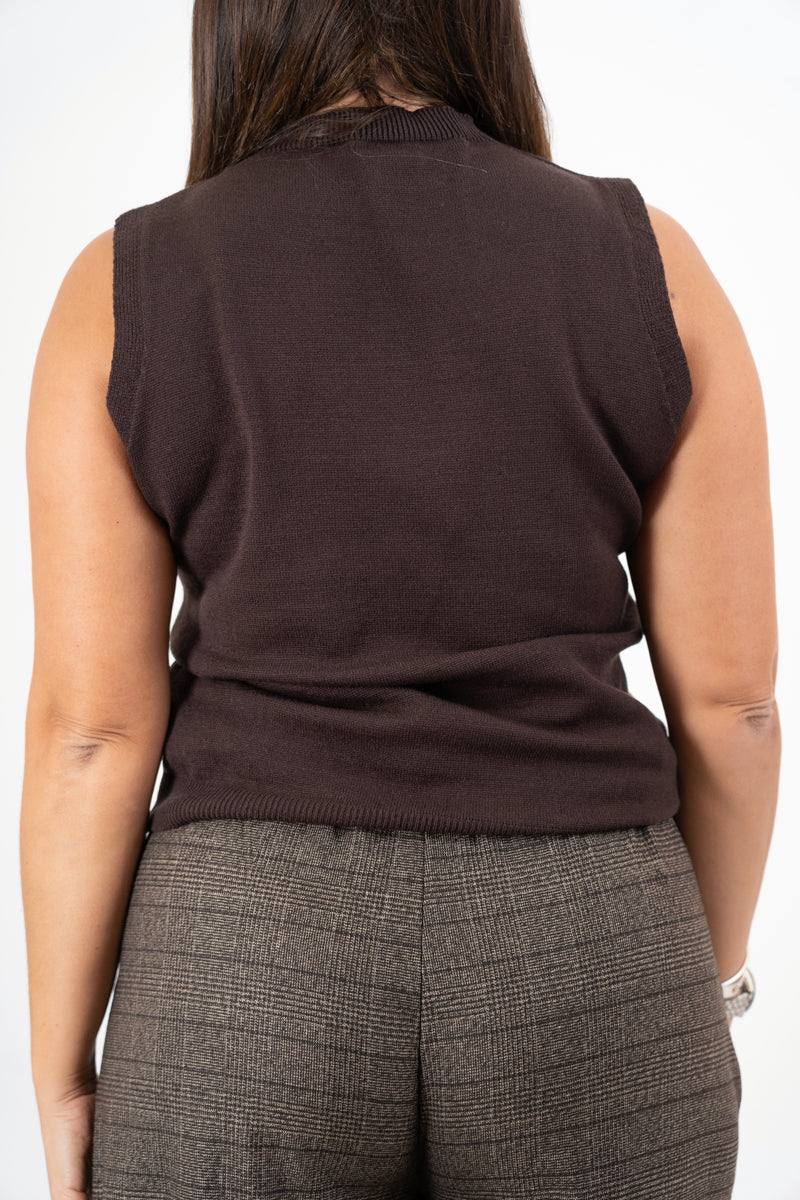 modella indossando Gilet smanicato in maglia viscosa con bordi a costina colore