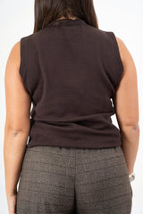 modella indossando Gilet smanicato in maglia viscosa con bordi a costina colore