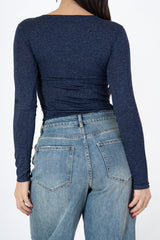 modella indossando Maglia basic girocollo in viscosa elasticizzata con filo laminato colore