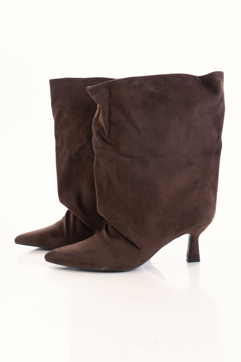 Tronchetto marrone in ecocamoscio con gambale morbido ampio e tacco a clessidra 6 cm