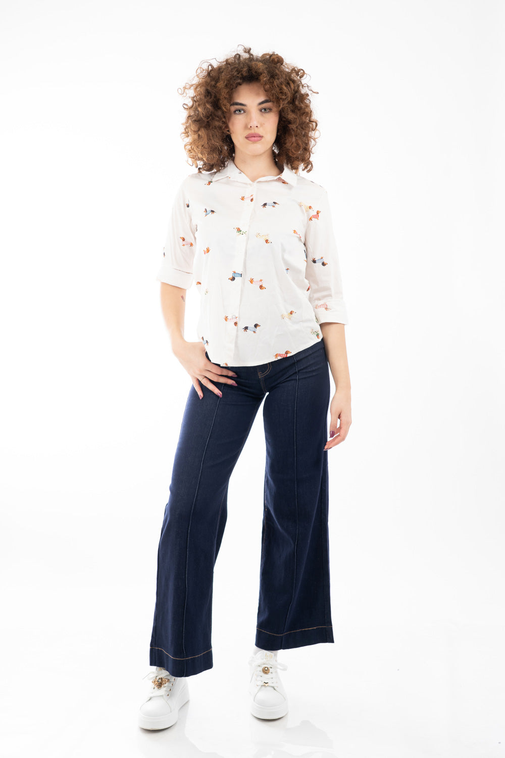 modella indossando Camicia in cotone con stampa bassotti Made in Italy colore