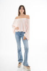 modella indossando Blusa in georgette velata con scollo elasticizzato e manica ampia sblusata colore